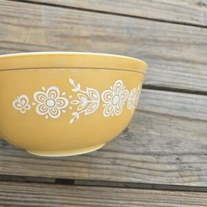 Vtg Pyrex Gold Butterfly Opaque White Large Mixing Bowl, 2.5qt